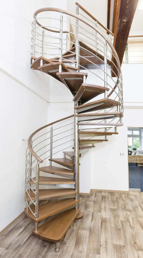 Moderní točité interiérové schodiště JAP s dřevěnými nášlapy a nerezovým zábradlím.